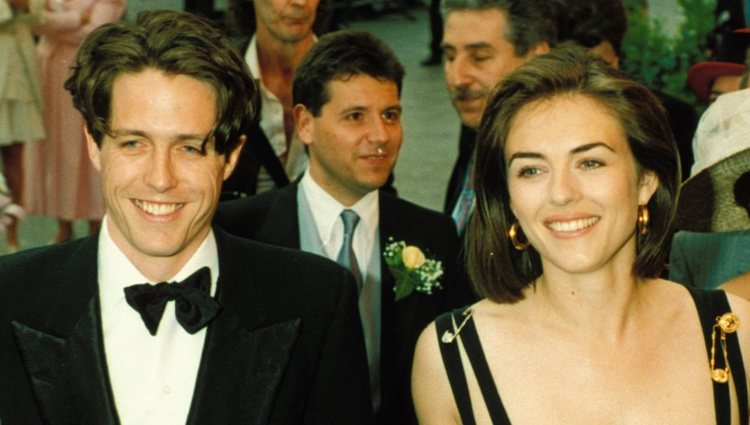 Liz Hurley y Hugh Grant en la alfombra roja en la década de los 90