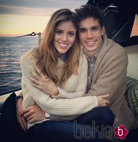 Kayla Ewell y su novio Tanner Novlan anunciando su compromiso