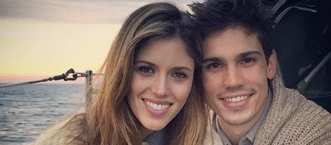 Kayla Ewell y su novio Tanner Novlan anunciando su compromiso