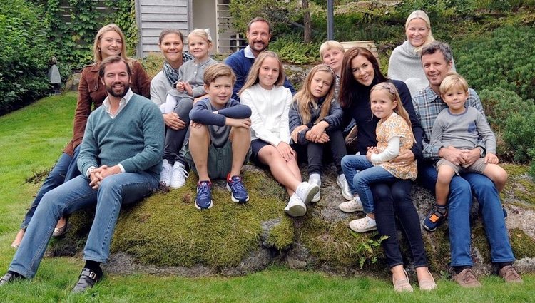 Los Príncipes de Noruega y sus hijos, Victoria de Suecia y su hija, los Príncipes de Dinamarca y sus hijos y Guillermo y Estefanía de Luxemburgo