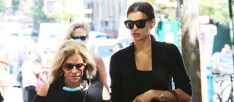 Irina Shayk paseando con su suegra Gloria Cooper por Nueva York