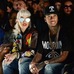 Rita Ora y Tyga en el desfile de Jeremy Scott en la Nueva York Fashion Week primavera/verano 2016