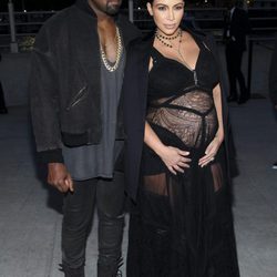 Kim Kardashian y Kanye West en el desfile de Givenchy en la Nueva York Fashion Week primavera/verano 2016