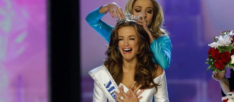 Betty Cantrell luce un vestido blanco en su coronación como Miss América 2016