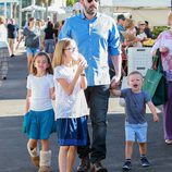 Ben Affleck junto a sus tres hijos pasando un día familiar