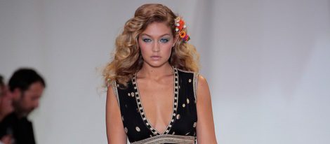 Gigi Hadid desfilando para Diane Von Furstenberg en la Nueva York Fashion Week primavera/verano 2016