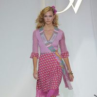 Karlie Kloss desfilando para Diane Von Furstenberg en la Nueva York Fashion Week primavera/verano 2016