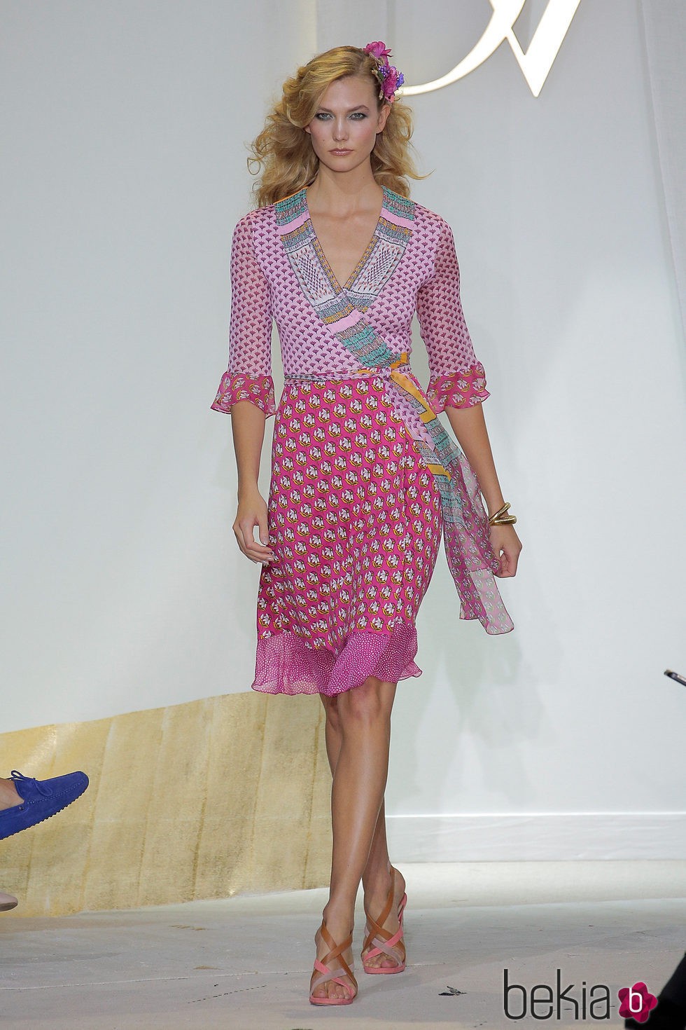 Karlie Kloss desfilando para Diane Von Furstenberg en la Nueva York Fashion Week primavera/verano 2016