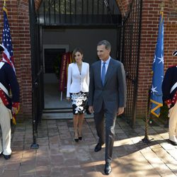 Los Reyes Felipe y Letizia visitan la tumba de George Washington en su viaje oficial a Estados Unidos