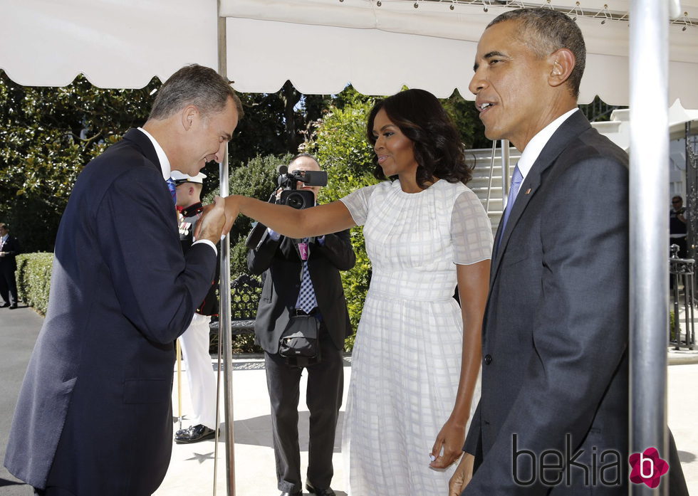 El Rey Felipe saluda a Michelle Obama junto a Barack Obama en su viaje oficial a Estados Unidos