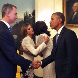 Los Reyes Felipe y Letizia saludan a Barack y Michelle Obama en la Casa Blanca en su viaje oficial a Estados Unidos