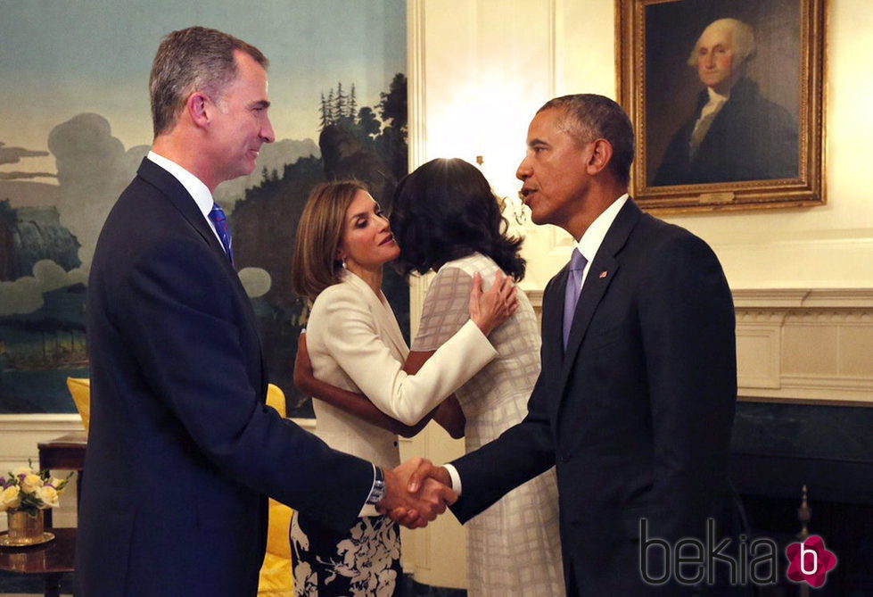 Los Reyes Felipe y Letizia saludan a Barack y Michelle Obama en la Casa Blanca en su viaje oficial a Estados Unidos