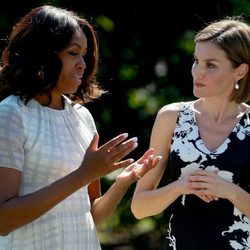 Michelle Obama y la Reina Letizia charlan en los jardines de la Casa Blanca