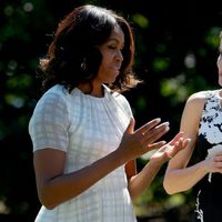 Michelle Obama y la Reina Letizia charlan en los jardines de la Casa Blanca