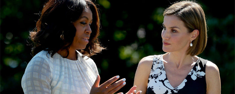 Michelle Obama y la Reina Letizia charlan en los jardines de la Casa Blanca