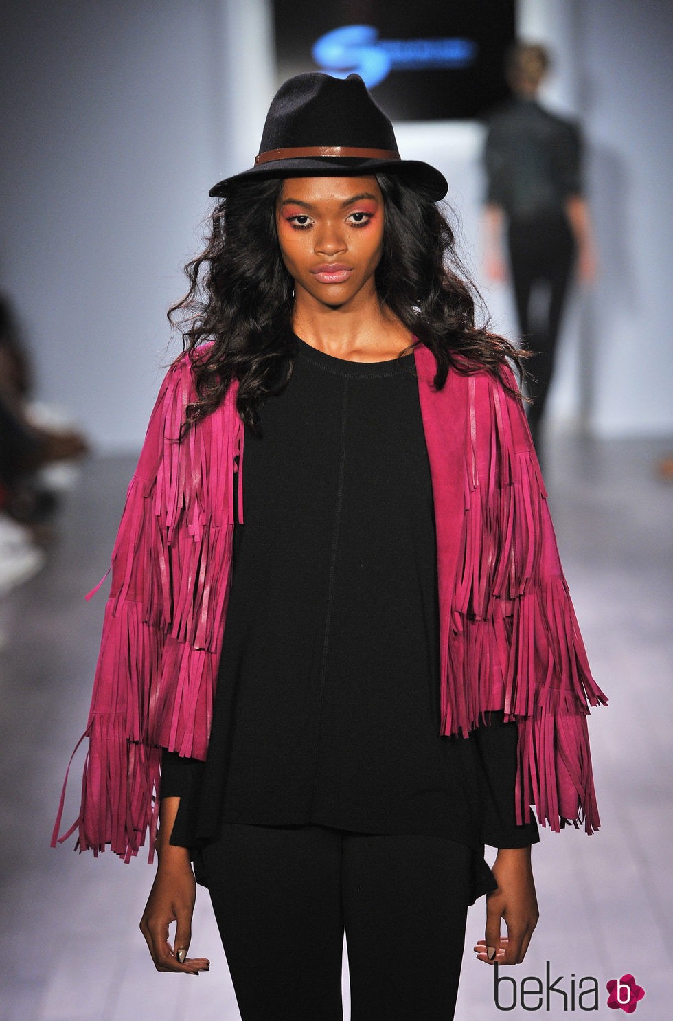 Chaqueta fucsia de flecos de la colección primavera/verano 2016 de Serena Williams en la Nueva York Fashion Week