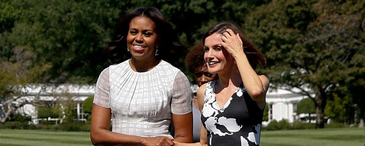 La Reina Letizia y Michelle Obama, muy cómplices en los jardines de la Casa Blanca