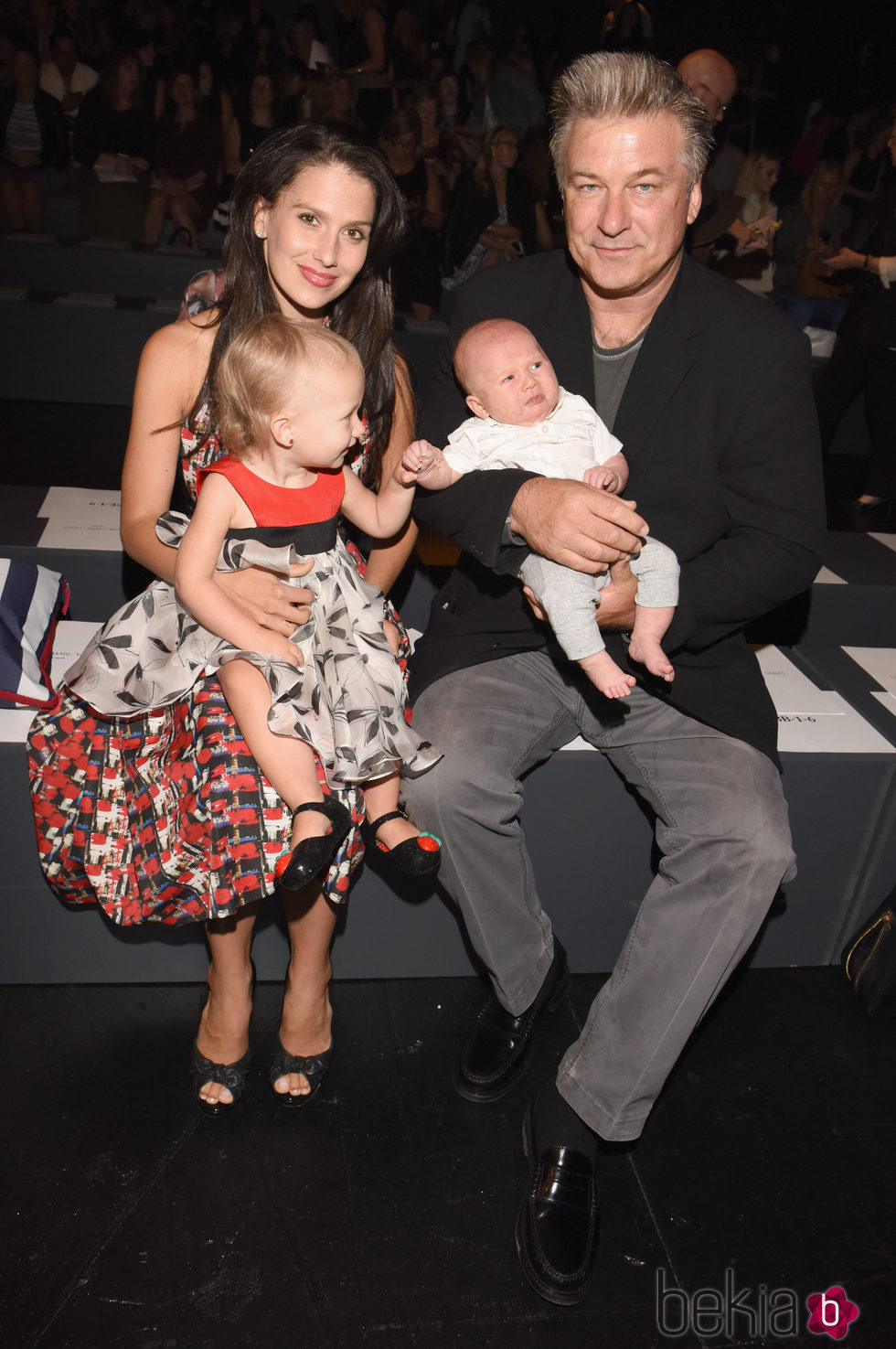 Alec Baldwin e Hilaria Thomas con sus hijos en el front row de la Nueva York Fashion Week primavera/verano 2016