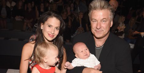 Alec Baldwin e Hilaria Thomas con sus hijos en el front row de la Nueva York Fashion Week primavera/verano 2016