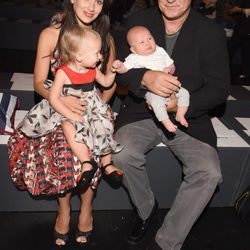 Alec Baldwin e Hilaria Thomas con sus hijos en el front row de la Nueva York Fashion Week primavera/verano 2016