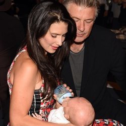 Alec Baldwin e Hilaria Thomas dando el biberón a Rafael en el front row de la Nueva York Fashion Week