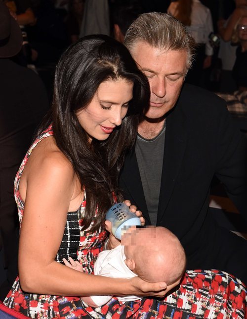 Alec Baldwin e Hilaria Thomas dando el biberón a Rafael en el front row de la Nueva York Fashion Week