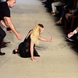 Candice Swanepoel se cae desfilando para Givenchy con la colección primavera/verano 2016 en Nueva York Fashion Week