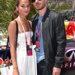 Michael Fassbender y Alicia Vikander en el Gran Premio de Fórmula 1 de Mónaco