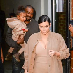 Kanye West, North West y Kim Kardashian a la salida del desfile del artista