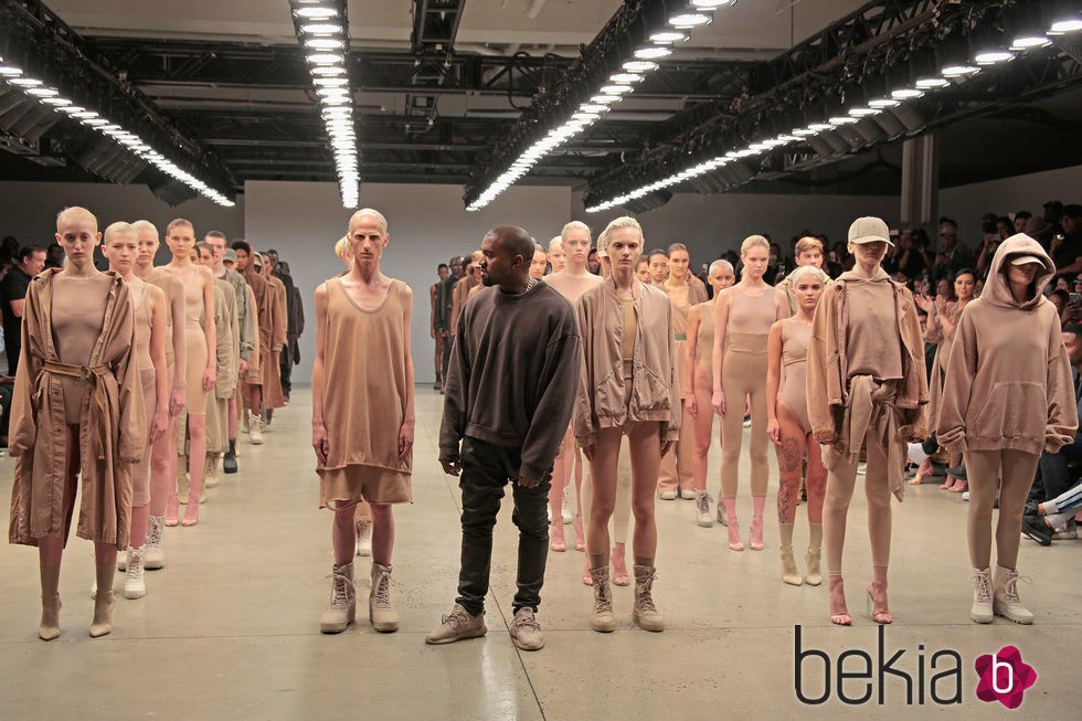 Kanye West junto a su colección una vez finalizado el desfile