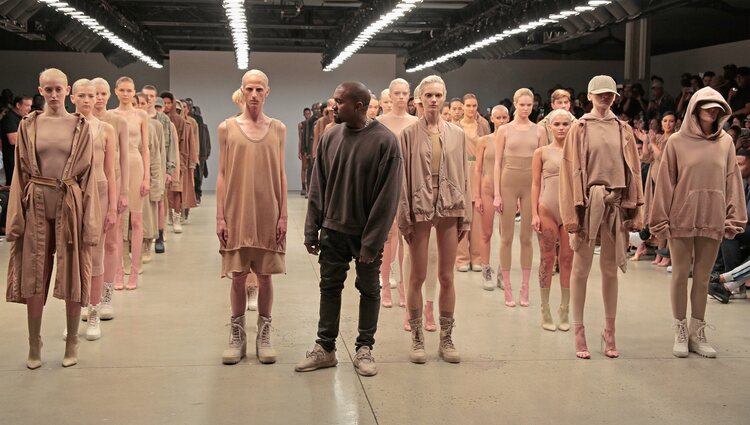 Kanye West junto a su colección una vez finalizado el desfile