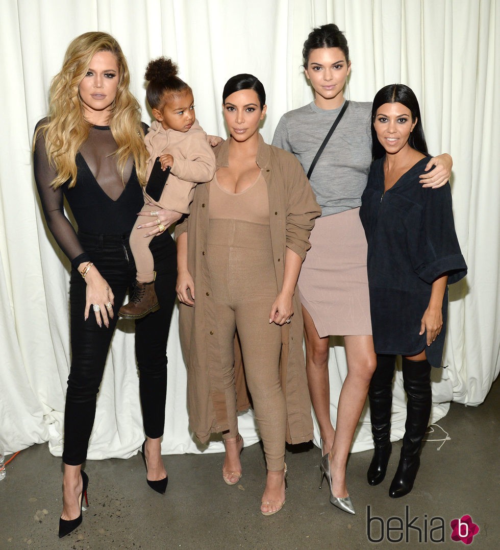 Kim, Khloe, Kourtney Kardashian junto a Kendall Jenner y North West en el desfile de Kanye West