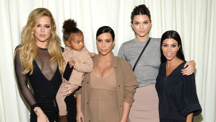 Kim, Khloe, Kourtney Kardashian junto a Kendall Jenner y North West en el desfile de Kanye West