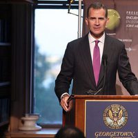 El Rey Felipe da un discurso en Georgetown