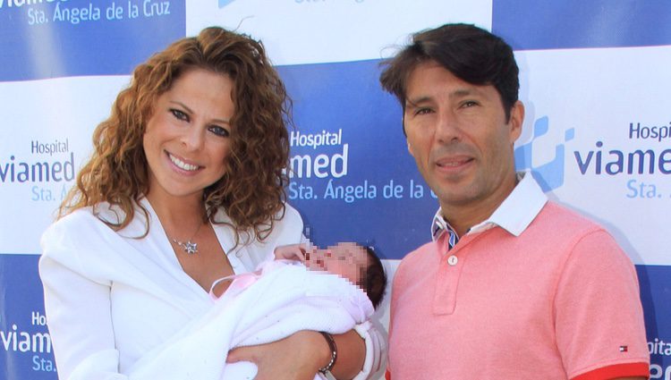 Pastora Soler y Francis Viñolo presentan a su hija Estrella