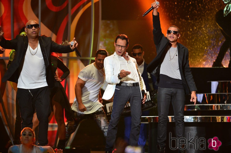 Marc Anthony y Gente de Zona cantando 'La Gozadera'