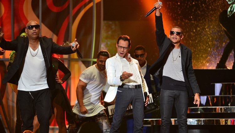 Marc Anthony y Gente de Zona cantando 'La Gozadera'