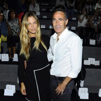 Martina Klein y Alex Corretja en el front row de Angel Schlesser durante la Madrid Fashion Week 2015