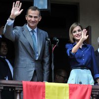 Los Reyes Felipe y Letizia saludan sonrientes en San Agustín de Florida