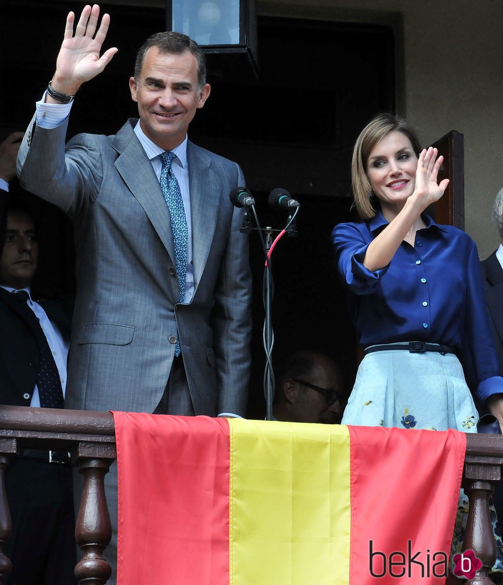 Los Reyes Felipe y Letizia saludan sonrientes en San Agustín de Florida