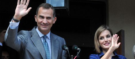 Los Reyes Felipe y Letizia saludan sonrientes en San Agustín de Florida