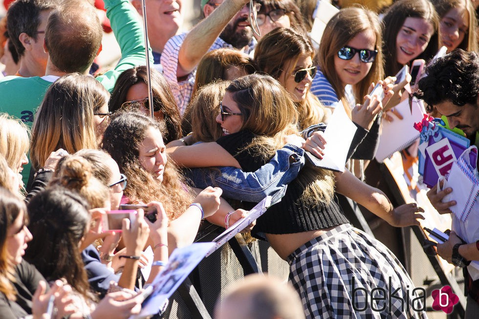 Blanca Suárez abraza a una fan en la presentación de 'Mi gran noche' en el Festival de San Sebastián 2015