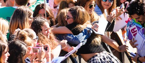 Blanca Suárez abraza a una fan en la presentación de 'Mi gran noche' en el Festival de San Sebastián 2015