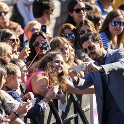 Mario Casas se hace fotos con las fans en la presentación de 'Mi gran noche' en el Festival de San Sebastián 2015