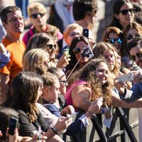 Mario Casas se hace fotos con las fans en la presentación de 'Mi gran noche' en el Festival de San Sebastián 2015