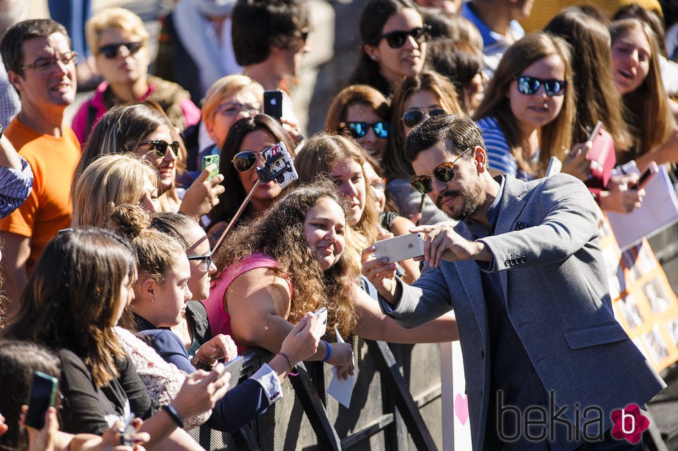 Mario Casas se hace fotos con las fans en la presentación de 'Mi gran noche' en el Festival de San Sebastián 2015