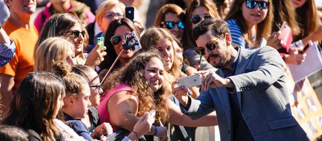 Mario Casas se hace fotos con las fans en la presentación de 'Mi gran noche' en el Festival de San Sebastián 2015