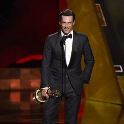 Jon Hamm recibe su premio en los Emmy 2015