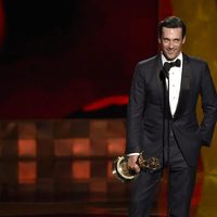 Jon Hamm recibe su premio en los Emmy 2015