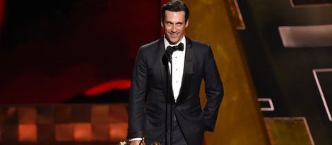 Jon Hamm recibe su premio en los Emmy 2015